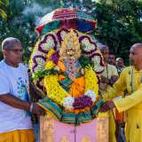 In tanti sono attorno alla statua (murti) raffigurante la dea Mariamman, il cui volto in ottone dorato, impreziosito da gioielli e da un elaborato copricapo, � posto al centro di una cornice di fiori bianchi, viola e gialli